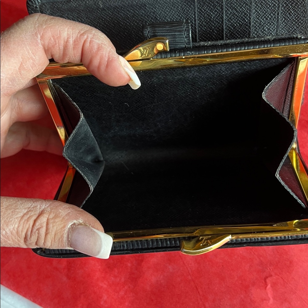 Louis Vuitton Textured Black Wallet - Picture 5 of 6